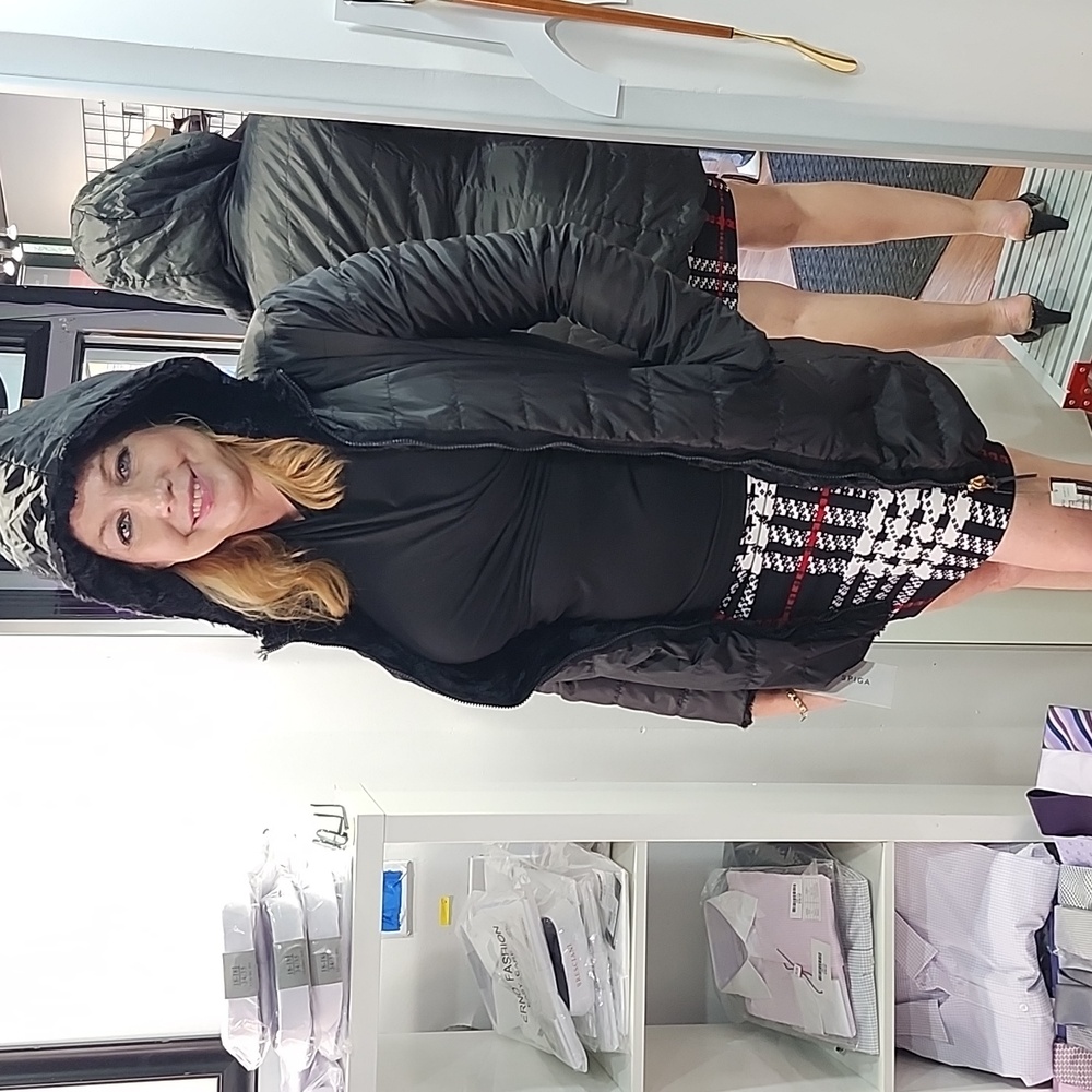 BEAUTIFUL reversible full and warm weather jacket. VERY Stylish and fabulous.